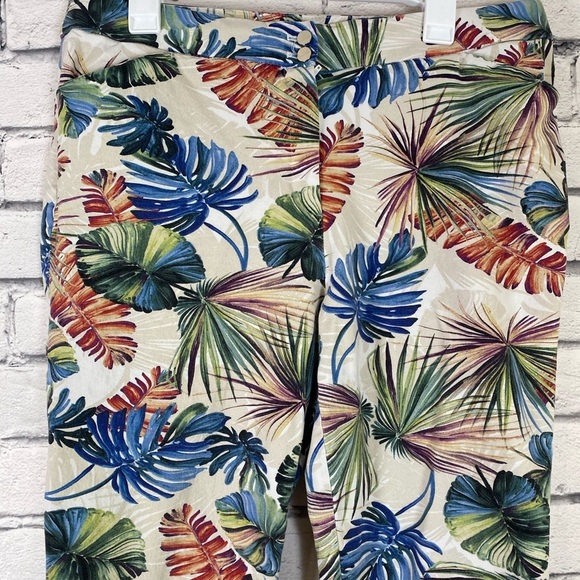 Chicos Palm Print Cropped Pants Stretch Size Medium (2.5) - Picture 3 of 9